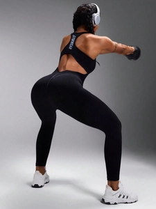 Détail de la combinaison noire sans couture avec lettrage GYMWEAR et dos découpé