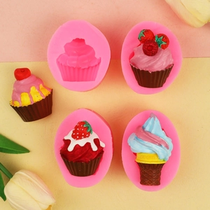 Vue détaillée des moules en silicone pour glaces à la fraise et cupcakes artisanaux