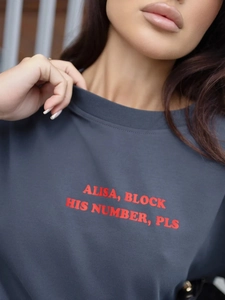 Σκούρο γκρι βαμβακερό t-shirt με κόκκινη στάμπα και λεπτομερή όψη στη στρογγυλή λαιμόκοψη