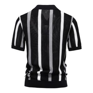 Rückansicht eines gestreiften Herren-Polo-Strickhemds in Schwarz, Weiß und Grau-Tönen
