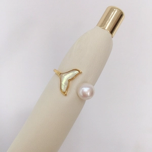 Anello Con Süßwasserperle D'acqua Dolce Ottone Placcato Oro Elegante Motivo Coda Di Pesce Conchiglia Fascia Aperta Regolabile Per Donne