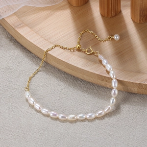 Gros plan d'un bracelet en perles d'argent S925 avec fermoir coulissant doré ajustable