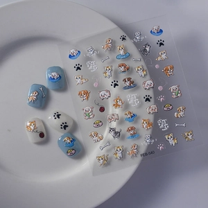 Autocollants à ongles chat et chien mignons sur faux ongles bleu clair et blanc