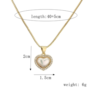 Dettaglio del ciondolo a cuore dorato con dimensioni 2cm x 1.5cm e lunghezza della catena