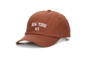 Gros plan sur la broderie blanche New York sur le tissu en coton marron de la casquette