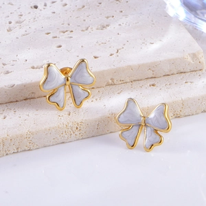 Boucles d'oreilles nœud dorées avec texture émail marbre gris sur support en pierre