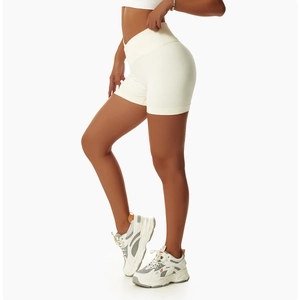 Detail der nahtlosen weißen Yoga-Shorts mit hoher Taille und feiner Rippenstruktur