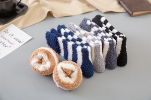 Assortiment de chaussettes en polaire corail pour hommes avec rayures et accessoires