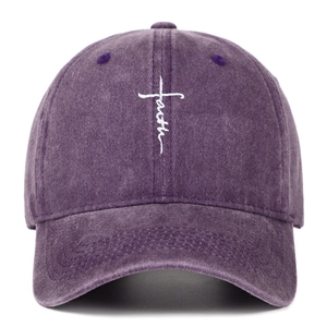 Nahaufnahme der Faith-Stickerei auf einer lilafarbenen Vintage-Baseballkappe aus Baumwolle