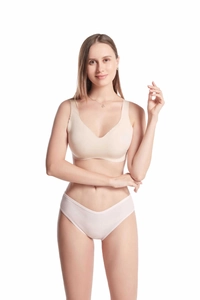 Dettaglio del set reggiseno e slip in cotone a coste color carne traspirante
