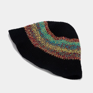 Vue détaillée des coutures au crochet sur un chapeau bob en tricot à rayures multicolores