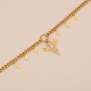 Détail de la chaîne dorée avec pendentif épée ailée d'ange et breloques de croix