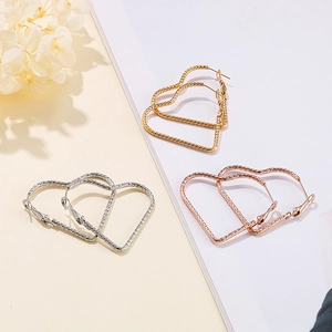 Lot de trois paires de créoles en forme de cœur en or, argent et or rose inoxydable