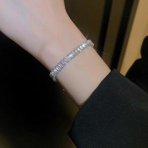Gros plan d'un bracelet tennis étincelant avec zircons rectangulaires sur base argent