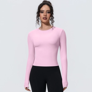 Détail du haut de yoga rose à manches longues avec taille ajustée et tissu respirant