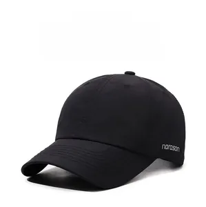 Dettaglio del tessuto traspirante e del logo Norason argento su un cappellino da baseball nero