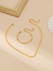 Detailed view of 18k gold wheat leaf pattern necklace and bracelet jewelry set