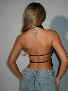 Détail du haut dos nu en satin noir avec de délicats lacets croisés à nouer dans le dos