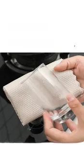 Vue détaillée du chiffon de nettoyage beige à écailles avec bords ondulés et gaufrage
