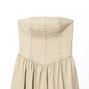 Robe midi bustier tendance en kaki avec corsage structuré et détails plissés à la taille