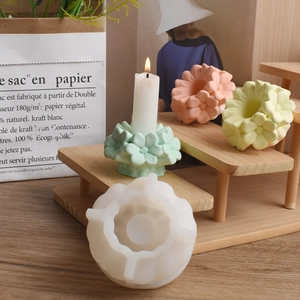 Makro-Detail einer 3D-Blumen-Silikonform für DIY-Blumenkerzen und Gipsdekorationen