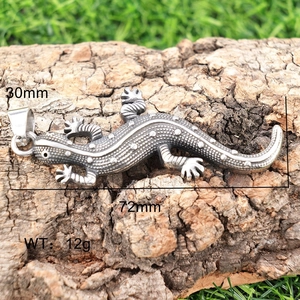Détail du pendentif lézard 3D argent rétro sur écorce avec dimensions 72mm x 30mm
