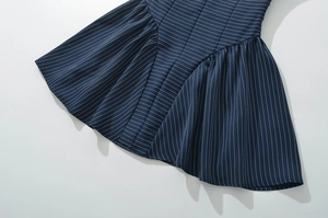 Détail de l'ourlet plissé à rayures bleu marine et texture de tissage uni de haute qualité