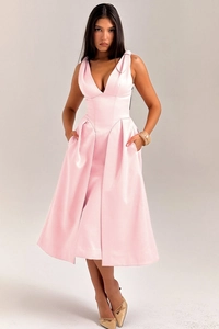 Détail de la robe en satin rose montrant le col en V et la texture fluide du tissu
