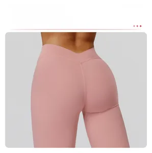 Vue détaillée du legging de yoga rose à taille haute avec couture en V sculptant les fesses