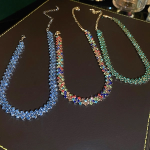 Dettaglio di collane con strass scintillanti in blu, verde smeraldo e multicolore