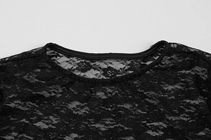 Détail de l'encolure en dentelle florale noire transparente avec broderies fines