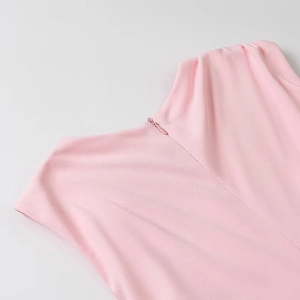 Détail de la robe rose montrant la fermeture éclair invisible et la couture du col