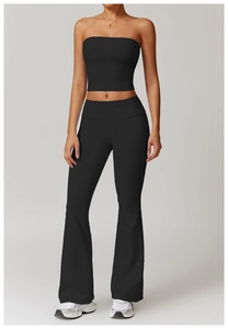 Détail du pantalon de yoga évasé à taille haute et crop top de sport noir élastique