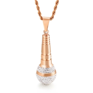 Ciondolo a microfono hip hop in oro rosa con strass scintillanti da uomo su fondo bianco