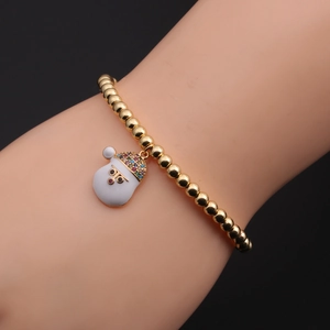 Détail du bracelet de Noël à perles avec pendentif bonhomme de neige en émail