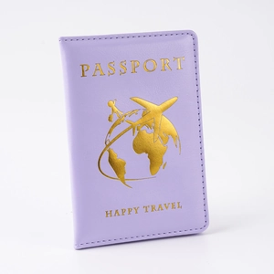 Dettaglio copri passaporto in pelle PU viola con stampa dorata di mondo e viaggi