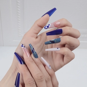 Faux ongles ballerine longs à damier bleu avec motifs d'étoiles et de cœurs