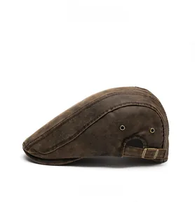 Détail du béret en cuir marron avec texture rétro et œillets métalliques sur le côté
