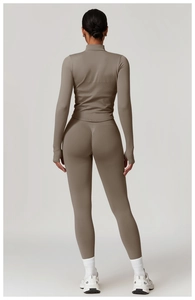 Détail de la couture froncée du legging taille haute et ensemble de sport sans couture