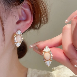 Vue détaillée des boucles d'oreilles en pierres rose champagne avec strass sur mannequin