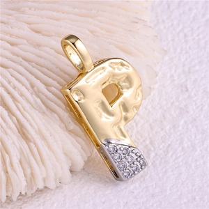 Pendentif lettre P plaqué or avec texture martelée et zircons cubiques incrustés
