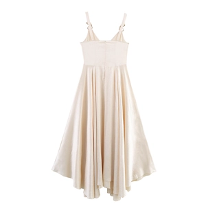 Elegante abito lungo in raso beige senza maniche con ampia gonna e finitura lucida