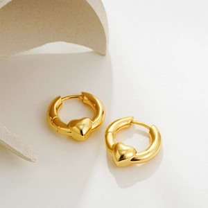 Polished 18K gold heart-shaped hoop earrings with a high-gloss mirror finish detail