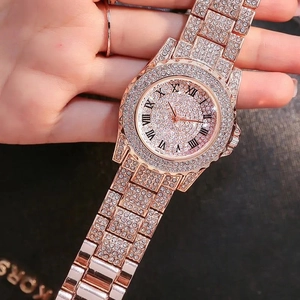 Detailaufnahme der luxuriösen roségoldenen Uhr mit römischen Ziffern und Kristallbesatz