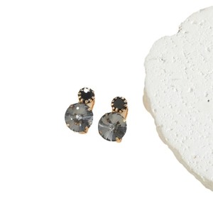 French vintage acrylic flower stud earrings in grey and gold with matte stone decor