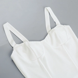 Detailansicht eines weißen Strick-Tops mit feiner Rippstruktur und Korsett-Taille
