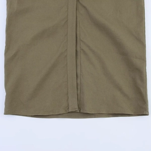 Dettaglio dell'abito midi in lino verde militare con cuciture dell'orlo e abbottonatura