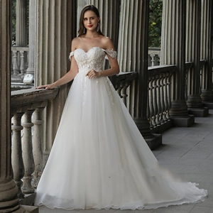 Robe de mariée blanche élégante à épaules dénudées avec dentelle et jupe en tulle