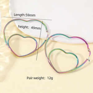 Détail macro de boucles d'oreilles cœur arc-en-ciel en acier de 59x49 mm
