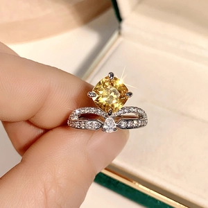 Macro-detail van de kroonring met prinses-geslepen gele edelsteen en verfijnde vleugels